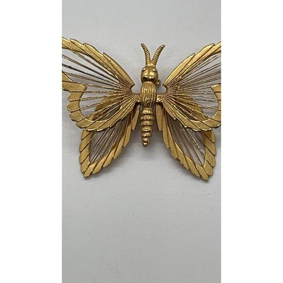 Vintage Monet Gold Tone Open Wire Work Wings Butterfly Pin Brooch - Picture 8 of 13
